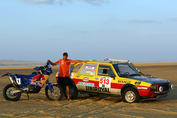 Cyril Despres posa con un Renault 20 como el de los hermanos Marreau