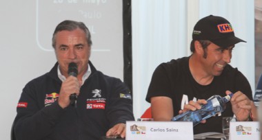 El momento divertido fue cuando Sainz bromeó sobre el tanque, no el Peugeot sino el del Ejercito. Ni Carlos Nani, Marc ni Pep no pudieron contener la risa.
